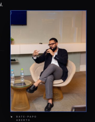 Empresário gesticulando durante conversa sobre IA aplicada