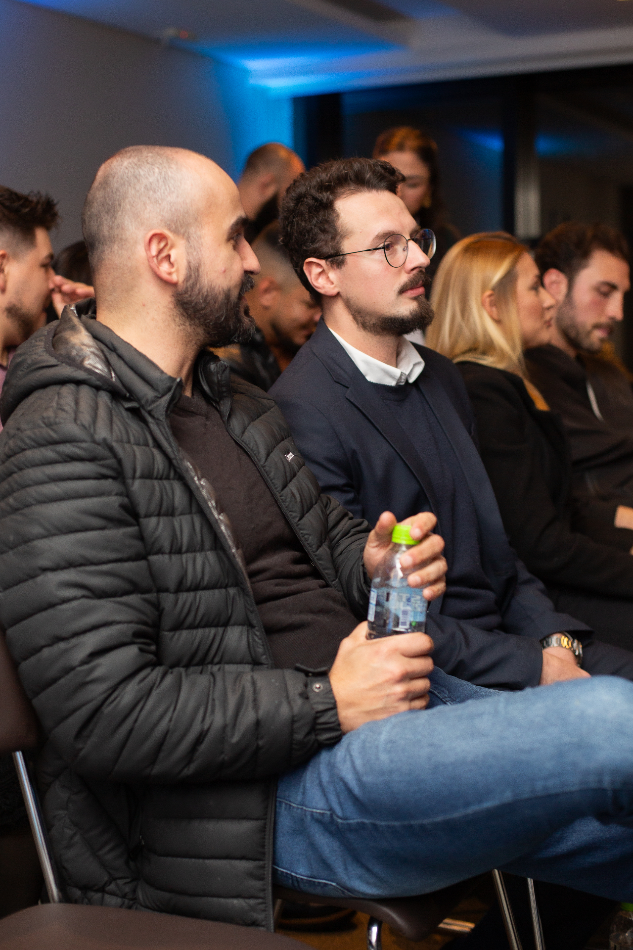 Plateia de empresários acompanhando um encontro presencial IA na Prática